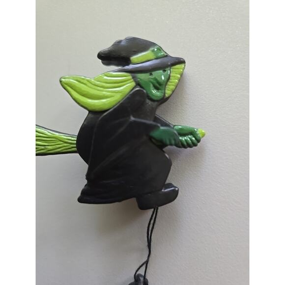 VTG Halloween Plastic Broom Flying Witch Pull String Action Pin-Ons PB146 - Picture 2 of 4